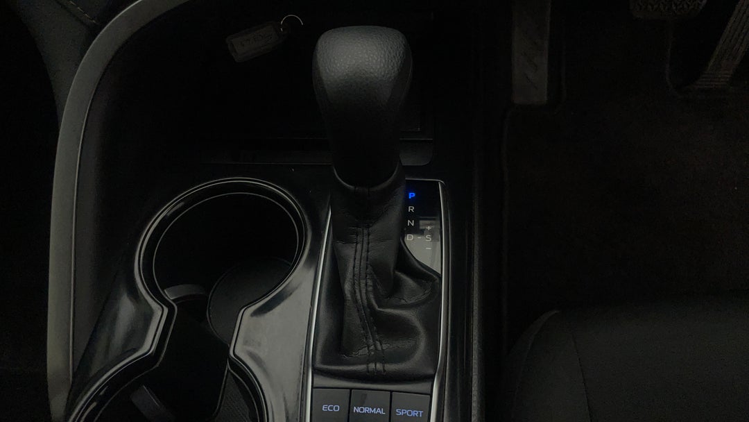 2018 Toyota Camry Ascent Hybrid, Automatic, 173422 km, Gear Lever 