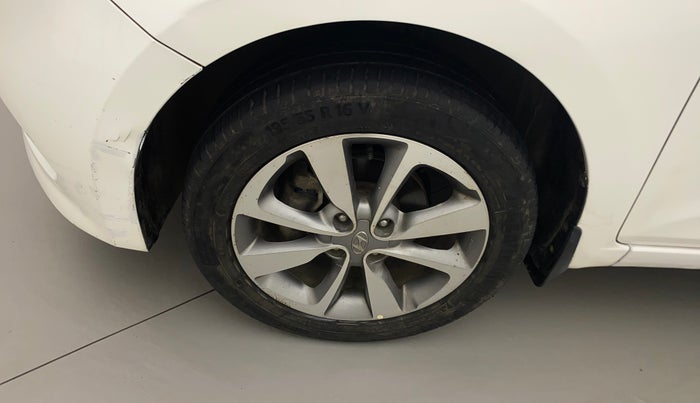 2017 Hyundai Elite i20 ASTA 1.2 DUAL TONE, Petrol, Manual, 82,163 km, Left front tyre - Minor crack