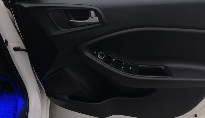 2017 Hyundai Elite i20 ASTA 1.2 DUAL TONE, Petrol, Manual, 82,163 km, Right front window switch / handle - Minor damage