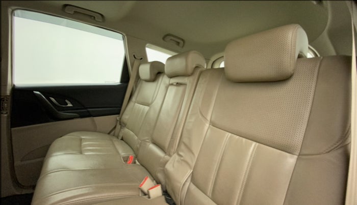 2016 Mahindra XUV500 W10, Diesel, Manual, 60,919 km, Right Side Rear Door Cabin