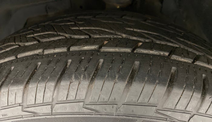 2016 Mahindra XUV500 W10, Diesel, Manual, 60,919 km, Left Front Tyre Tread