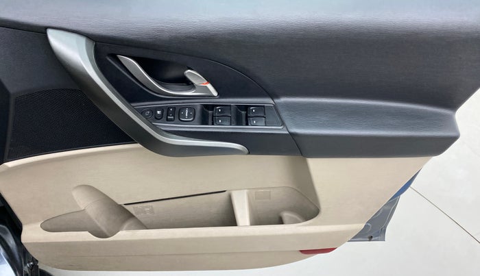 2016 Mahindra XUV500 W10, Diesel, Manual, 60,919 km, Driver Side Door Panels Control