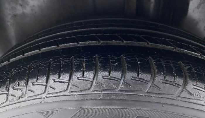 2016 Maruti Ciaz VXI PLUS, CNG, Manual, 65,333 km, Left Rear Tyre Tread