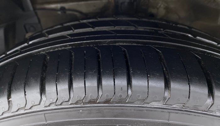 2016 Maruti Ciaz VXI PLUS, CNG, Manual, 65,333 km, Left Front Tyre Tread