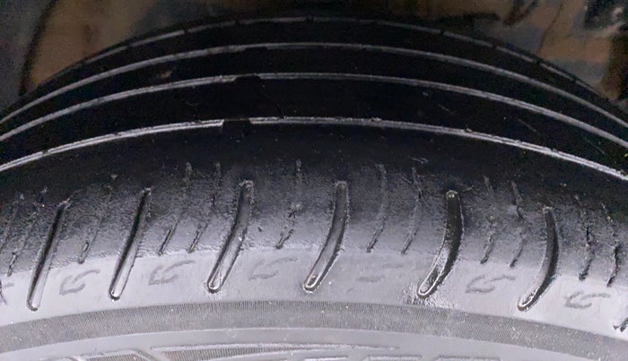2019 Mahindra XUV300 W8(O), Diesel, Manual, 45,359 km, Right Front Tyre Tread