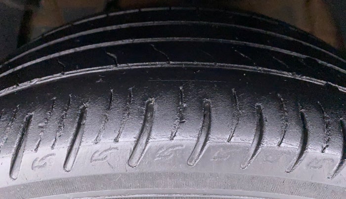 2019 Mahindra XUV300 W8(O), Diesel, Manual, 45,359 km, Left Front Tyre Tread