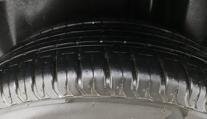 2016 Maruti Ciaz VXI, Petrol, Manual, 69,827 km, Left Rear Tyre Tread