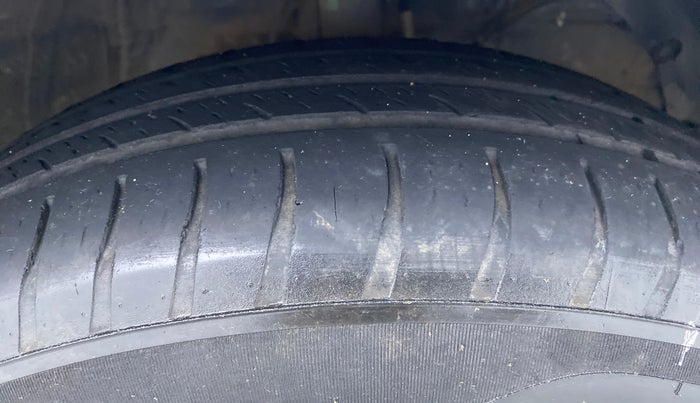 2018 Maruti Swift VXI ABS, Petrol, Manual, 28,686 km, Right Front Tyre Tread