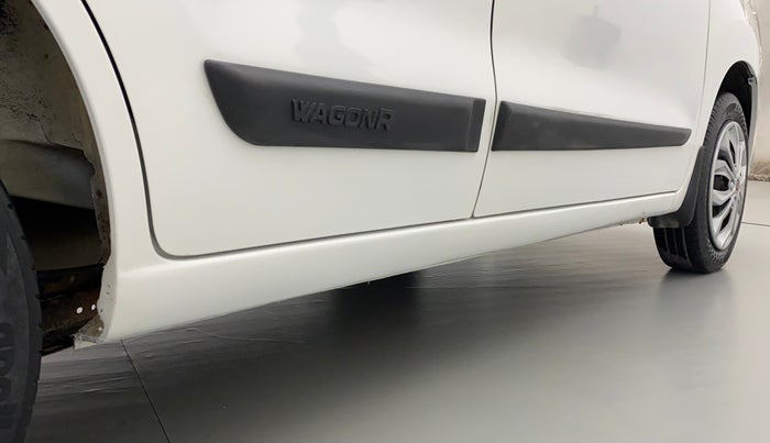 2017 Maruti Wagon R 1.0 VXI, Petrol, Manual, 83,972 km, Right running board - Paint is slightly faded