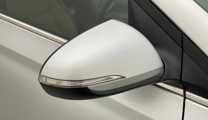 2017 Hyundai Verna 1.6 VTVT SX (O) AT, Petrol, Automatic, 70,680 km, Right rear-view mirror - Indicator light has minor damage