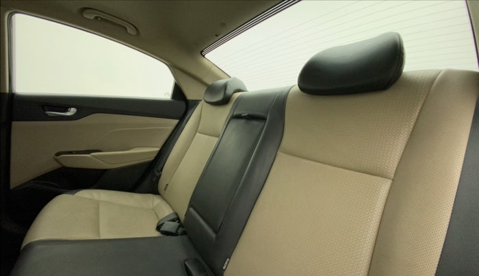 2017 Hyundai Verna 1.6 VTVT SX (O) AT, Petrol, Automatic, 70,680 km, Right Side Rear Door Cabin