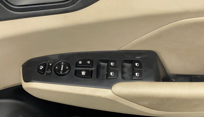 2017 Hyundai Verna 1.6 VTVT SX (O) AT, Petrol, Automatic, 70,680 km, Right front window switch / handle - Power window makes minor noise