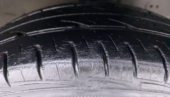 2013 Hyundai Eon ERA PLUS, Petrol, Manual, 62,138 km, Right Front Tyre Tread