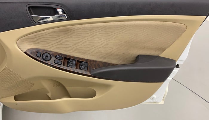 2013 Hyundai Verna FLUIDIC 1.6 CRDI SX, Diesel, Manual, 1,43,268 km, Driver Side Door Panels Control