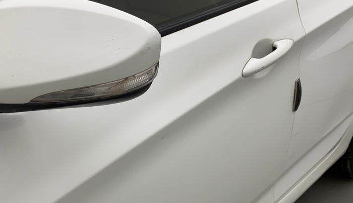 2013 Hyundai Verna FLUIDIC 1.6 CRDI SX, Diesel, Manual, 1,43,268 km, Front passenger door - Slightly dented