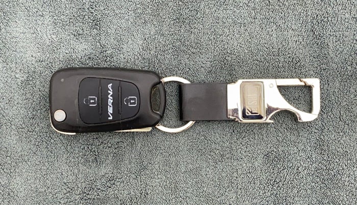 2013 Hyundai Verna FLUIDIC 1.6 CRDI SX, Diesel, Manual, 1,43,268 km, Key Close Up