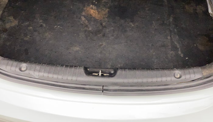 2013 Hyundai Verna FLUIDIC 1.6 CRDI SX, Diesel, Manual, 1,43,268 km, Dicky (Boot door) - Trim lock has minor damage