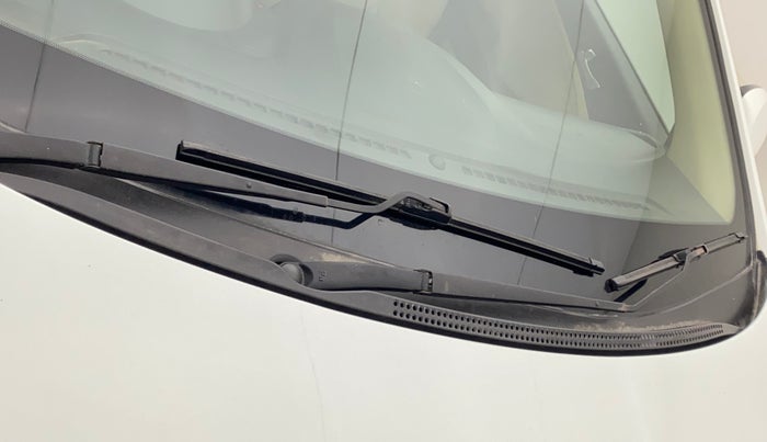 2013 Hyundai Verna FLUIDIC 1.6 CRDI SX, Diesel, Manual, 1,43,268 km, Front windshield - Wiper Blade Broken/Rusted