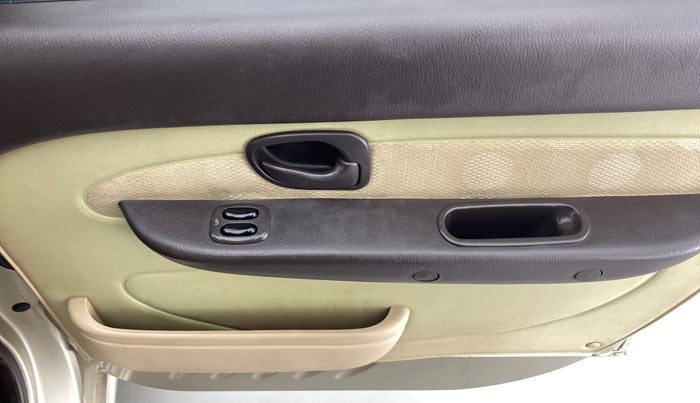 2010 Hyundai Santro Xing GLS, Petrol, Manual, 45,401 km, Driver Side Door Panels Control