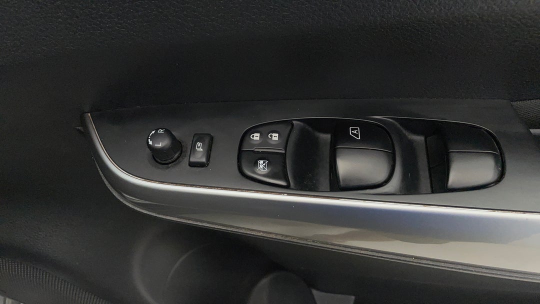 2021 Nissan Navara St (4x4), Automatic, 38528 km, Drivers Side Door Panel Controls