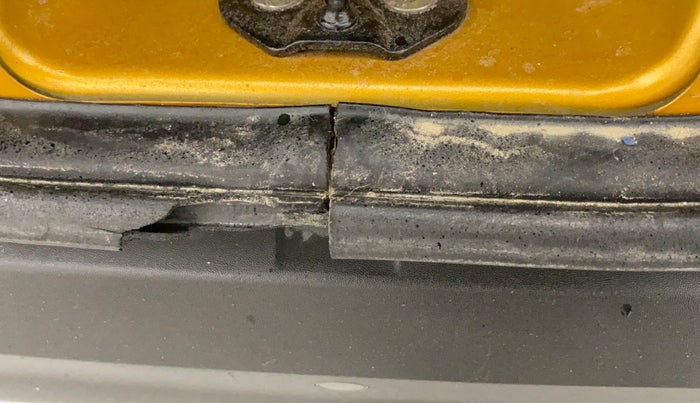 2021 Renault TRIBER RXL MT, Petrol, Manual, 36,758 km, Dicky (Boot door) - Weather strip has minor damage