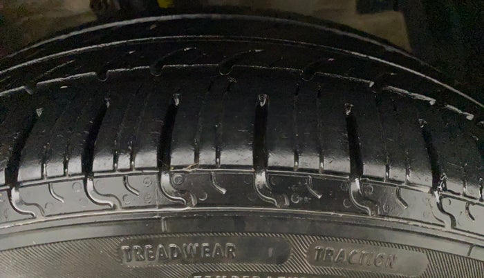 2015 Maruti Ertiga VXI CNG, CNG, Manual, 89,664 km, Left Rear Tyre Tread