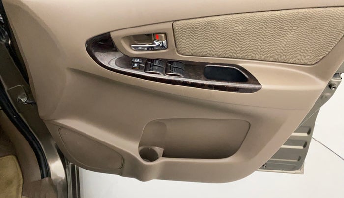 2015 Toyota Innova 2.5 VX 7 STR BS IV, Diesel, Manual, 1,12,115 km, Driver Side Door Panels Control