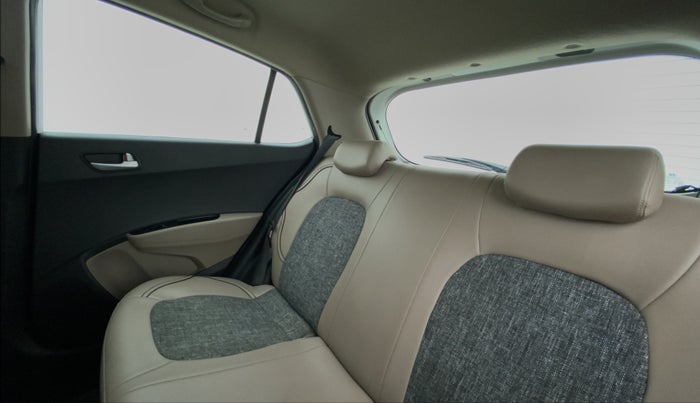 2016 Hyundai Grand i10 1.2 ASTA (O) AT, Petrol, Automatic, 77,961 km, Right Side Door Cabin View