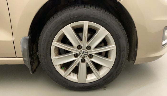 2016 Volkswagen Vento HIGHLINE 1.6 MPI, Petrol, Manual, 83,662 km, Right Front Wheel