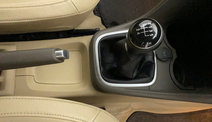 2016 Volkswagen Vento HIGHLINE 1.6 MPI, Petrol, Manual, 83,662 km, Gear Lever