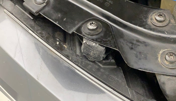 2016 Volkswagen Vento HIGHLINE 1.6 MPI, Petrol, Manual, 83,662 km, Right headlight - Clamp has minor damage