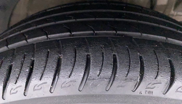2019 Mahindra XUV300 1.2 W8 OPT, Petrol, Manual, 22,585 km, Right Front Tyre Tread