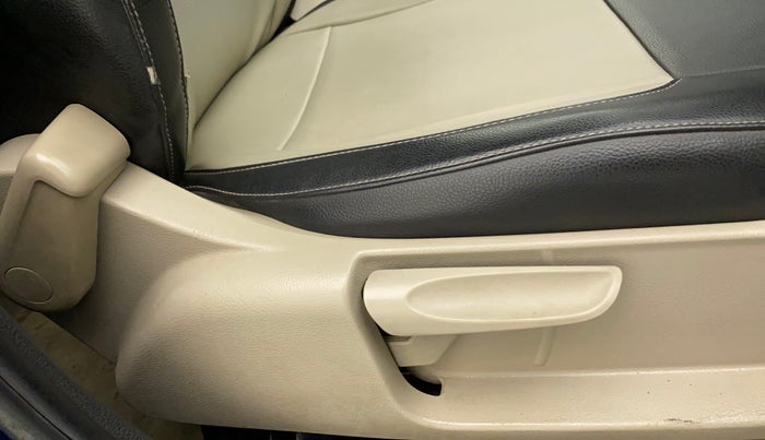 2014 Volkswagen Polo COMFORTLINE 1.2L, Petrol, Manual, 81,886 km, Driver Side Adjustment Panel