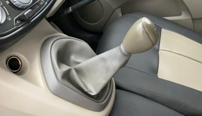 2015 Datsun Go Plus T, Petrol, Manual, 74,533 km, Gear lever - Boot cover slightly torn