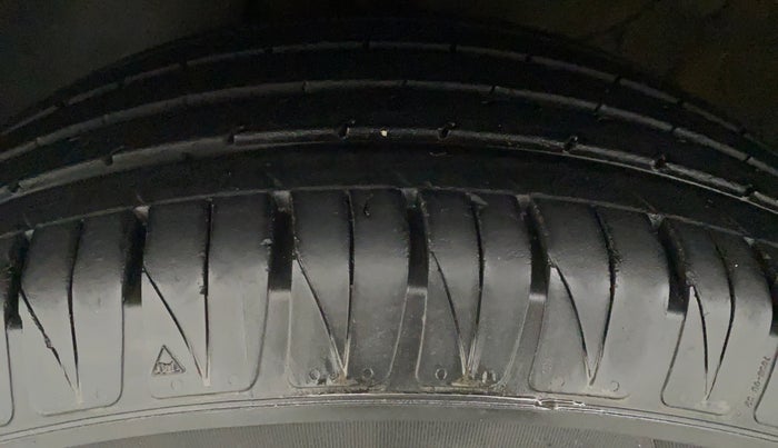 2021 KIA SONET HTK PLUS 1.5, Diesel, Manual, 25,438 km, Right Front Tyre Tread