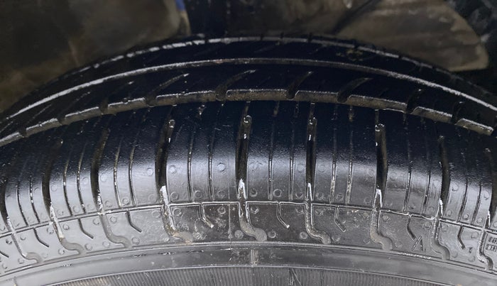 2017 Maruti Dzire VXI, CNG, Manual, 58,746 km, Right Front Tyre Tread