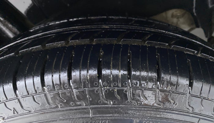 2017 Maruti Dzire VXI, CNG, Manual, 58,746 km, Right Rear Tyre Tread