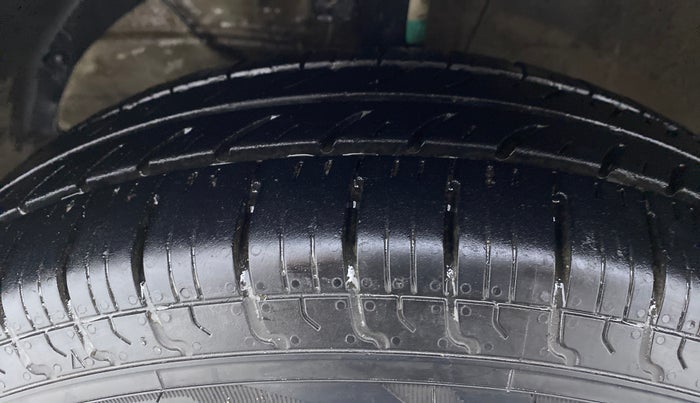 2017 Maruti Dzire VXI, CNG, Manual, 58,746 km, Left Front Tyre Tread