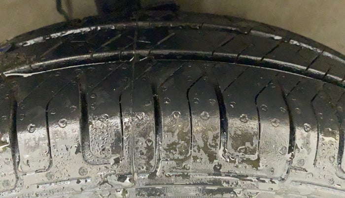 2011 Maruti Swift LXI, Petrol, Manual, 45,252 km, Right Front Tyre Tread