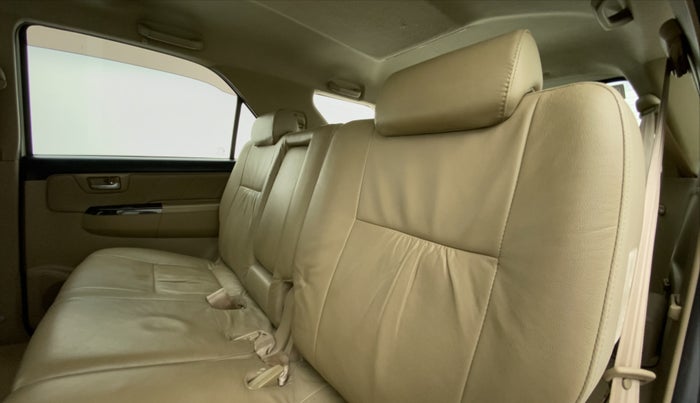 2015 Toyota Fortuner 3.0 4X2 MT, Diesel, Manual, 36,467 km, Right Side Rear Door Cabin