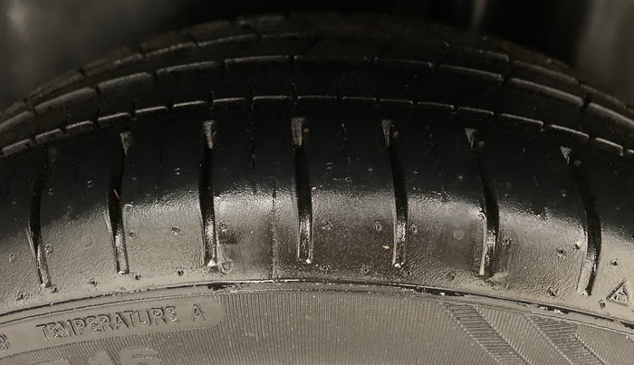 2018 Maruti Ciaz ALPHA 1.5 SHVS PETROL, Petrol, Manual, 21,061 km, Left Rear Tyre Tread