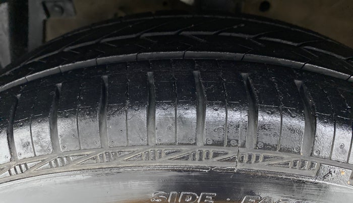2016 Maruti Swift VXI D, Petrol, Manual, 73,059 km, Left Front Tyre Tread