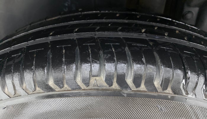 2016 Maruti Swift VXI D, Petrol, Manual, 73,059 km, Left Rear Tyre Tread