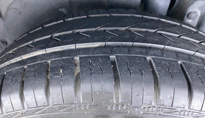 2014 Maruti Ertiga ZDI, Diesel, Manual, 25,569 km, Left Rear Tyre Tread