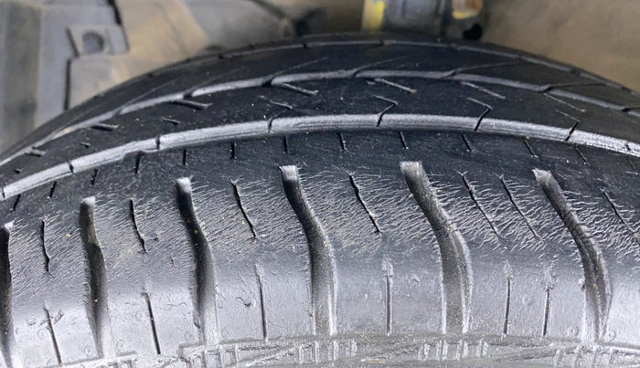 2014 Maruti Ertiga ZDI, Diesel, Manual, 25,569 km, Left Front Tyre Tread
