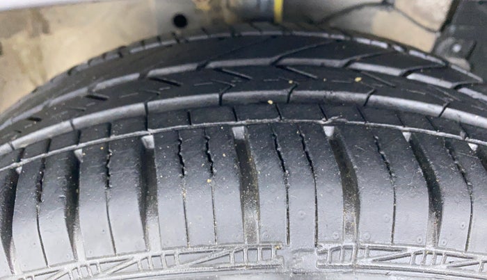 2014 Maruti Ertiga ZDI, Diesel, Manual, 25,569 km, Right Front Tyre Tread
