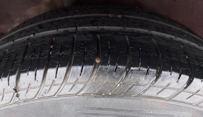 2014 Nissan Sunny XL DIESEL, Diesel, Manual, 1,01,275 km, Right Rear Tyre Tread