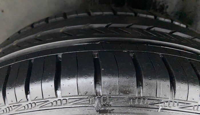 2011 Volkswagen Vento HIGHLINE PETROL AT, Petrol, Automatic, 40,725 km, Left Rear Tyre Tread