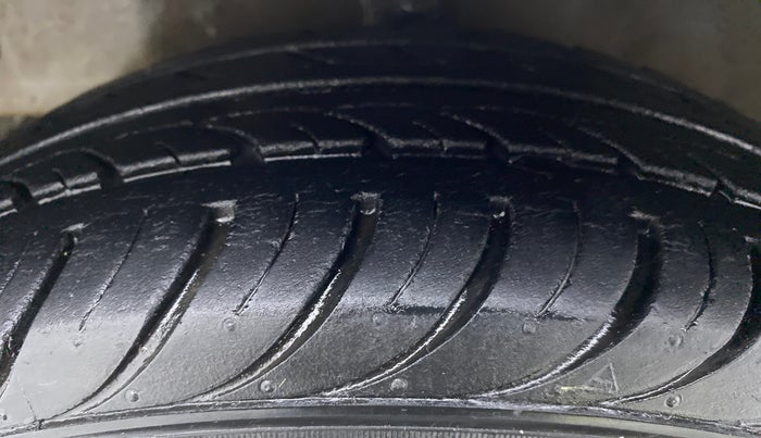 2017 Hyundai Eon MAGNA PLUS OPTIONAL, Petrol, Manual, 40,098 km, Left Front Tyre Tread