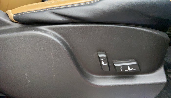 2018 Mahindra XUV500 W11 (O), Diesel, Manual, 48,894 km, Driver Side Adjustment Panel